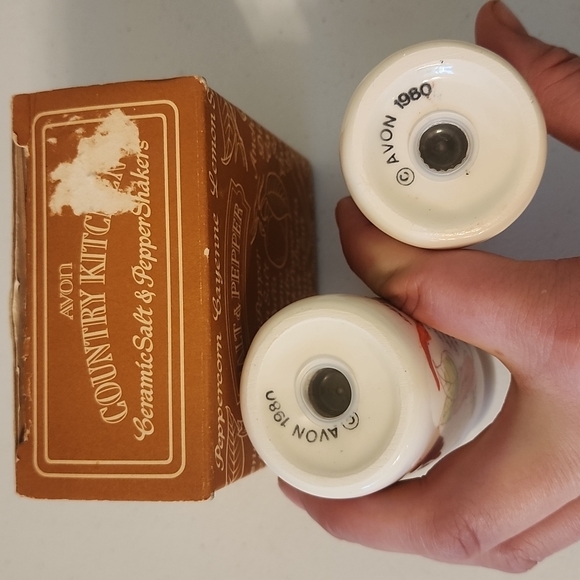 Vintage Avon salt and pepper shakers - Picture 4 of 4